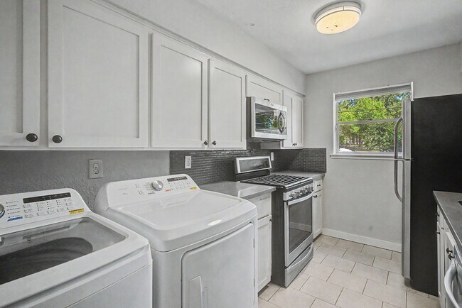 Photo - 413 W Semands Ave
