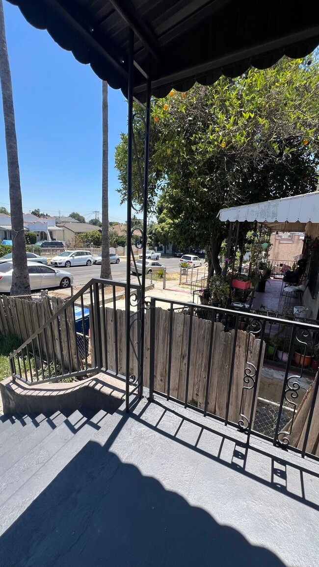 Photo - 1071 Dundas St