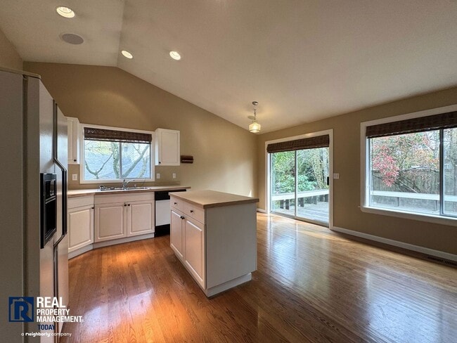 Photo - 3 Bedroom, 2 Bath Puyallup Home with 3-Car Garage & Spacious Fenced Yard!!