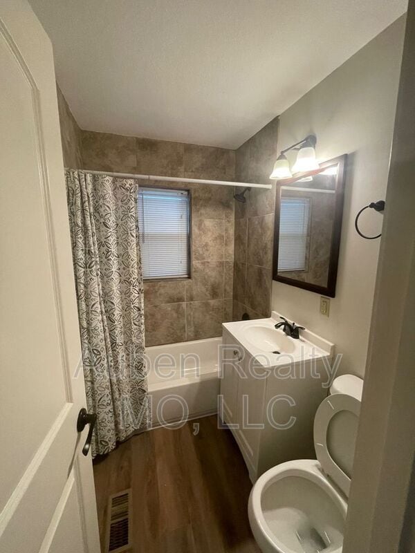 Photo - 667 Thornton St