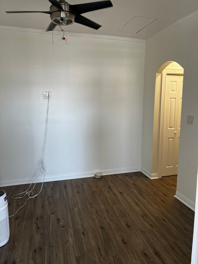 New floors in unit - 2121 James M Wood Blvd Unidad 415