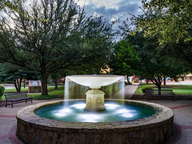 La histórica fuente y espacio de reunión del centro de McKinney ofrece un destino encantador para eventos locales, boutiques, restaurantes y excursiones de fin de semana cerca de Modera Ridgeline.