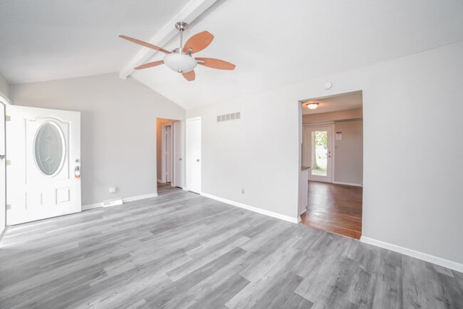 Photo - 317 NE Lakeview Dr
