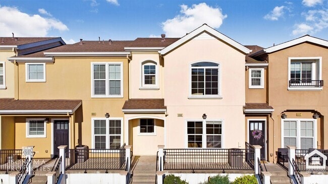 Building Photo - 3BR/2.5BA Townhome Close to the Sonoma Plaza!