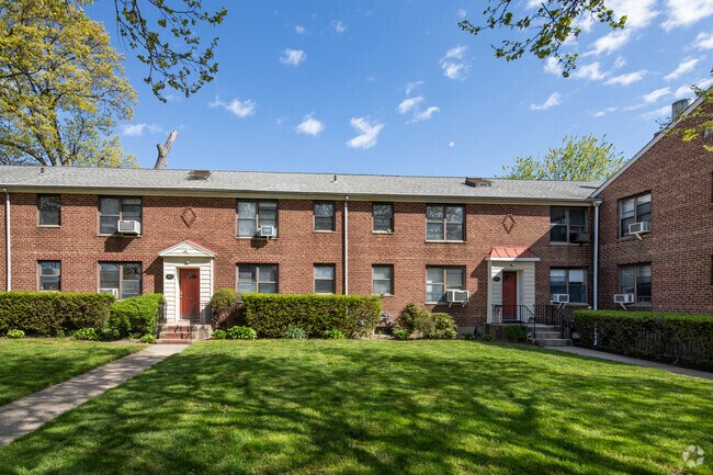 Photo - 37-15 Utopia Pky