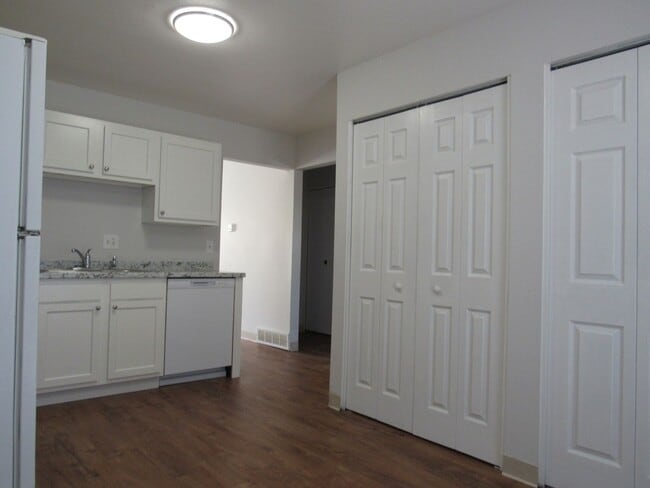 Photo - Remodeled Huge 4 Bedroom Townhome