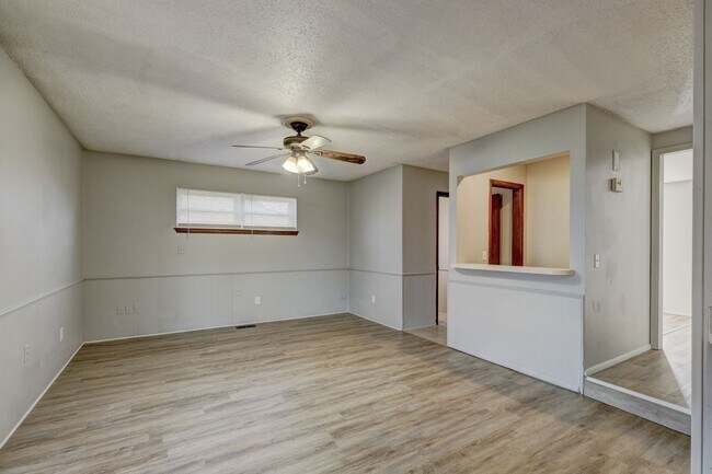 Photo - 4 bed, 1.5  house in Yukon