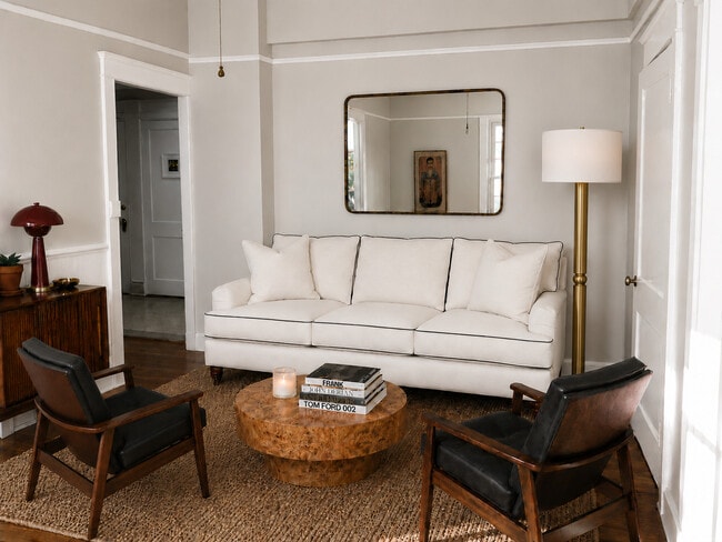 Large Studio, 400sf, Living Area