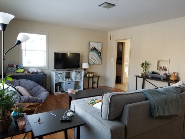 Photo - 1325 Crestmore Pl