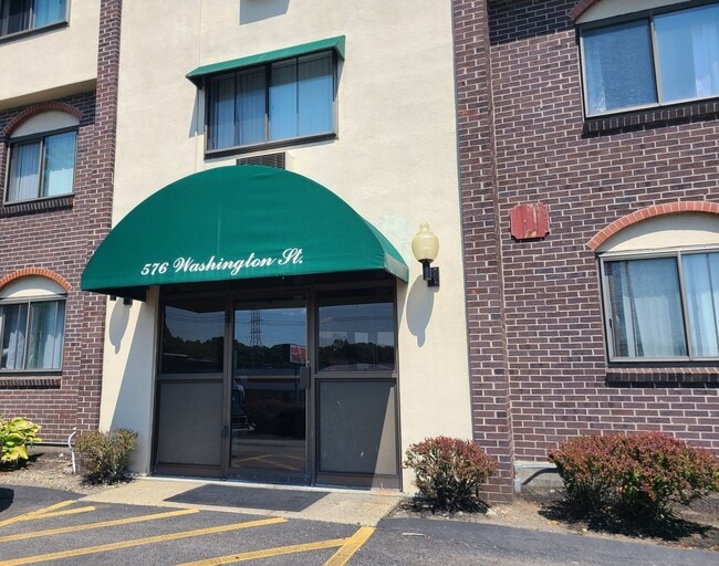 Building Photo - 576 Washington St Unit 111
