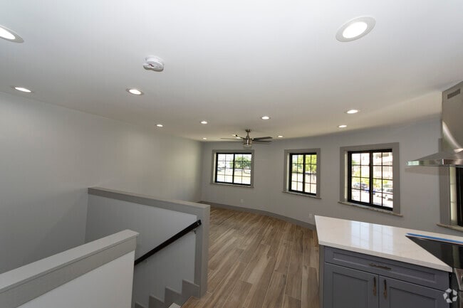 Building Photo - 1227 Elm St Rental