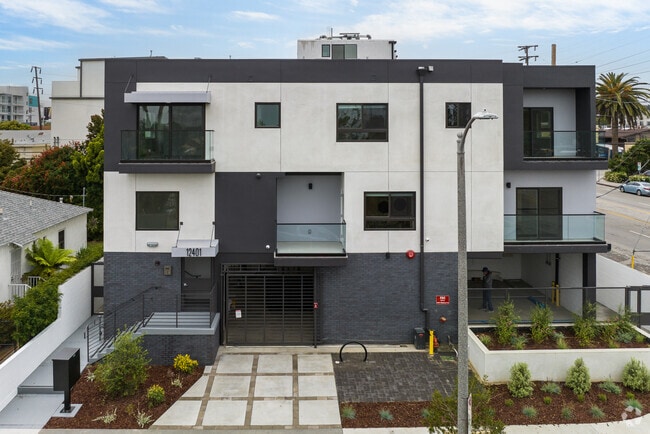 Building Photo - 12401 Matteson Ave