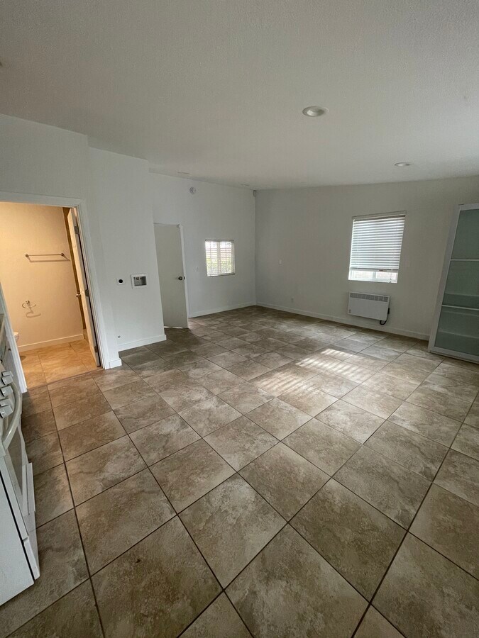 Photo - 22132 Saticoy St