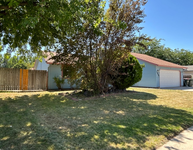 Photo - 1033 E Chateau Dr House