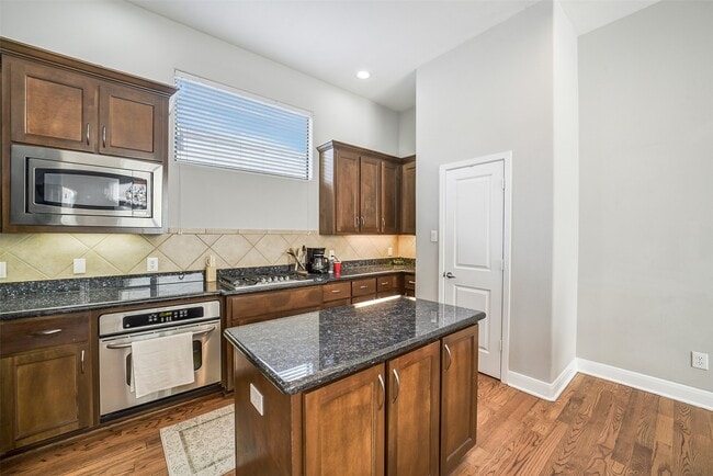 Photo - 904 Roy St