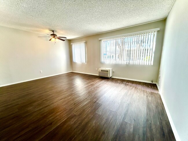 Building Photo - 14033 Burbank Blvd