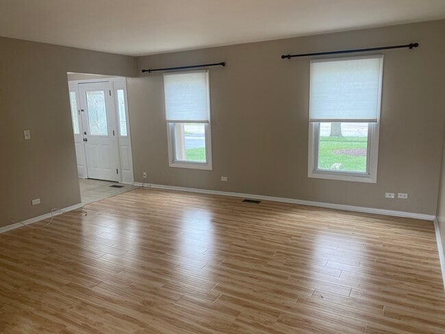 Photo - 668 Niagara Dr