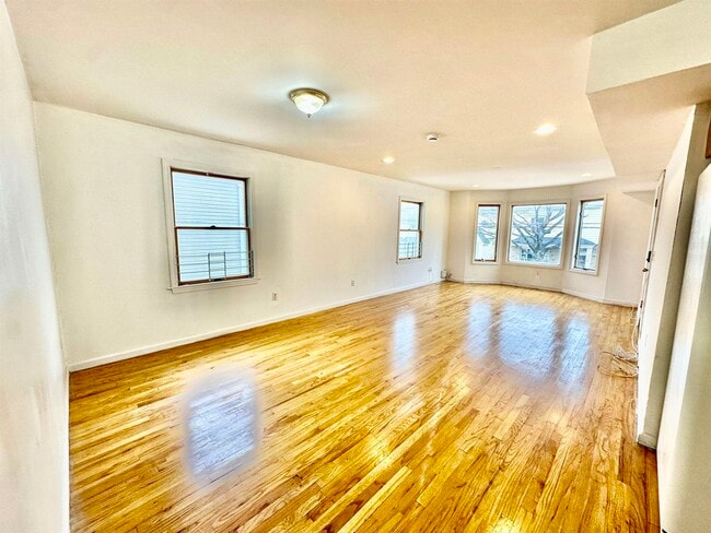 Building Photo - 53 Williams Ave Unit 2