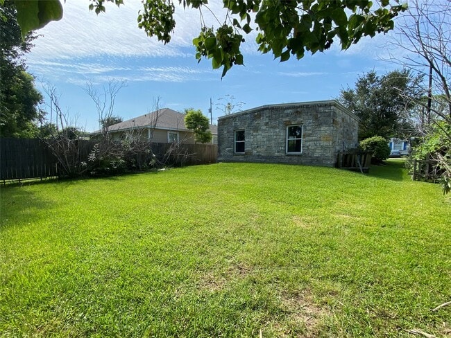 3815 Putnam Dr