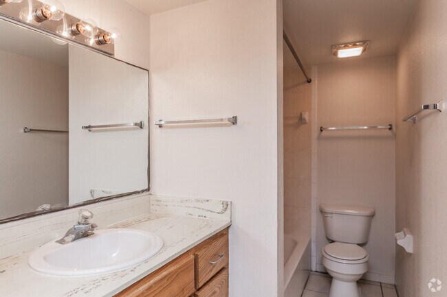 2HAB, 1.5BA - 792 ft² - Baño - La Hacienda