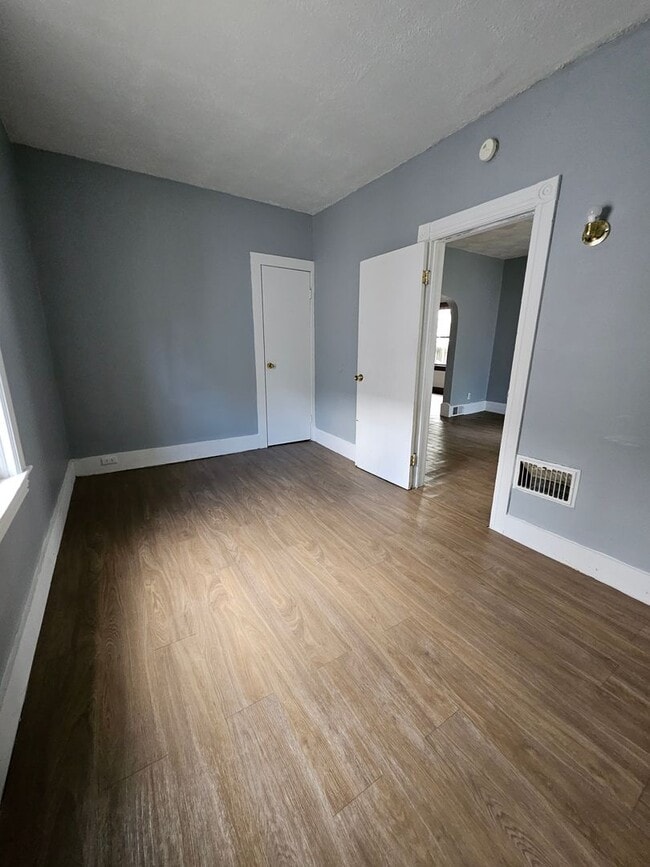 Photo - Lower 2 bedroom unit ALL UTILITIES INCLUDED