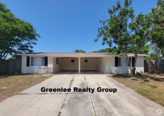 Building Photo - Cozy 2 Bed/1 Bath Duplex Apt with a Carpor...