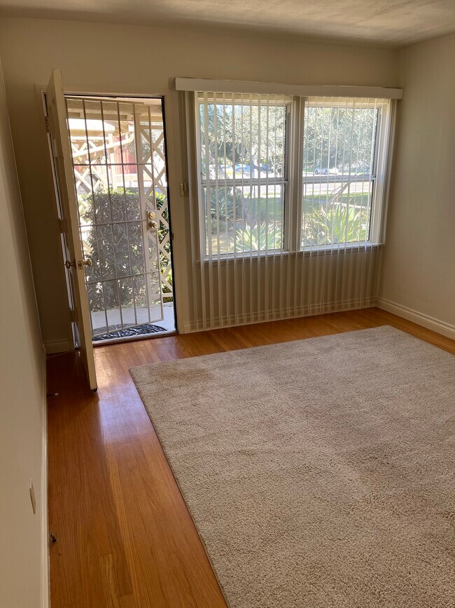 Photo - 4707 Clark Ave Unidad 4707.5