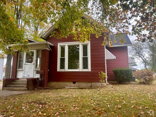 Building Photo - Updated 3-Bedroom Gem with Classic Charm a... Rental
