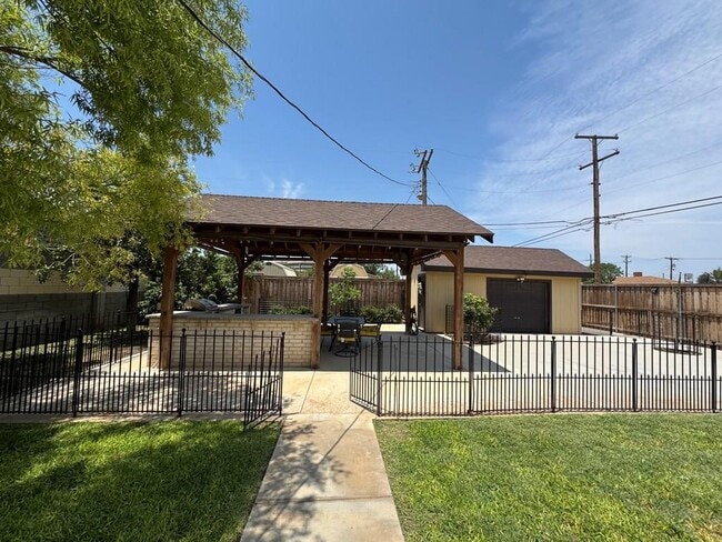 Photo - 400 W Dengar Ave