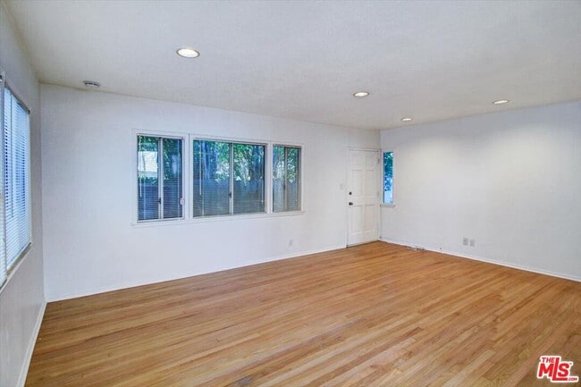 Photo - 1057 17th St Unidad rear