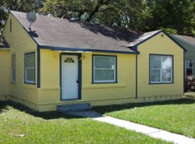 Building Photo - Large 3 Bedroom 1 Bath Home Just South of ...