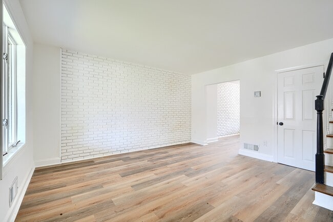 Photo - 2204 Redthorn Rd