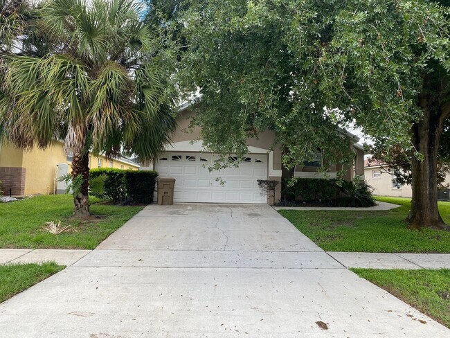 Building Photo - Great 4 Bedroom 3 Bathroom Pool Home in In...
