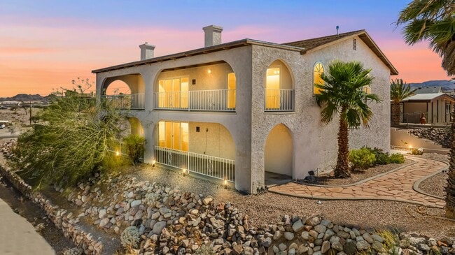 Building Photo - One of Kind 3 bed/2.5 bath home with 3 car attached garage located in BHC.