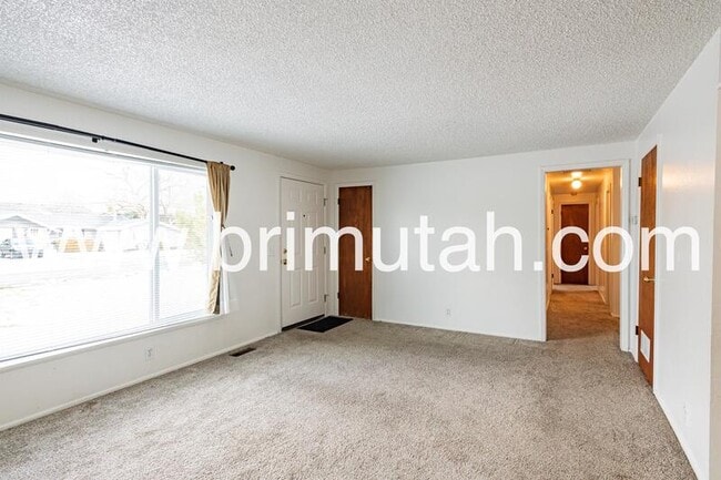 Photo - 656 E 5640 S