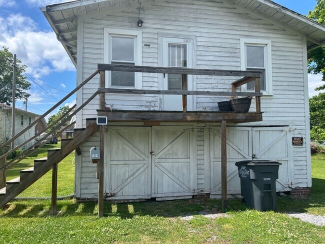 Building Photo - 2 Bedroom / 1 Bath Garage Apt Kingsport, TN
