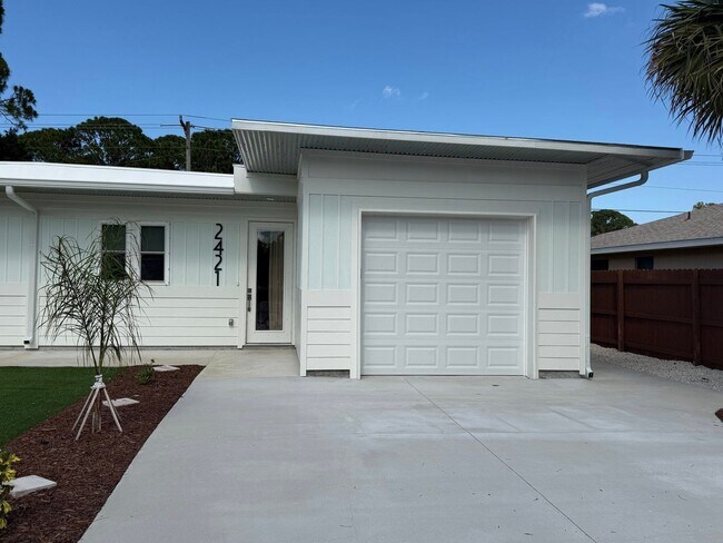 Building Photo - 2421 India Palm Dr