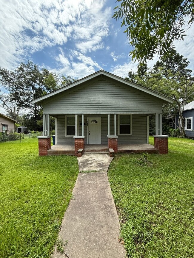 Building Photo - Renovated home in Silsbee! Available NOW -...