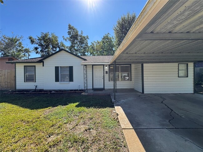 Building Photo - 514 Bertloma St