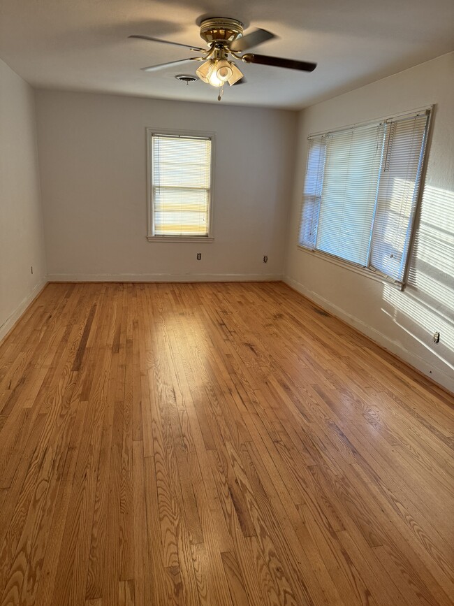 family room - 536 Janette Ave SW