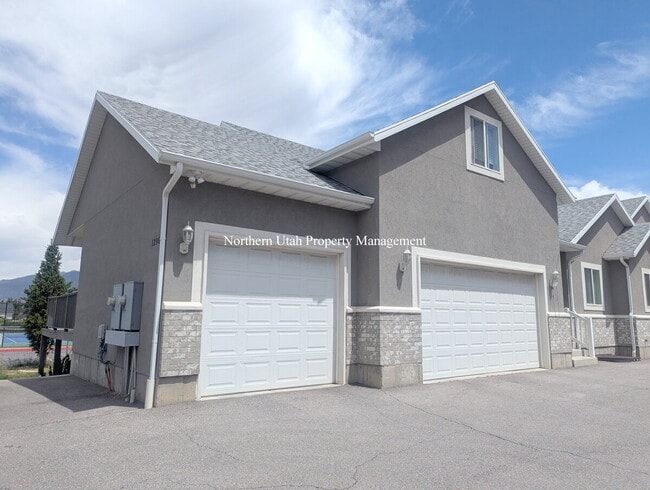 Building Photo - Spacious 3-Bed, 2-Bath Gem in Bountiful Unit 1 Down