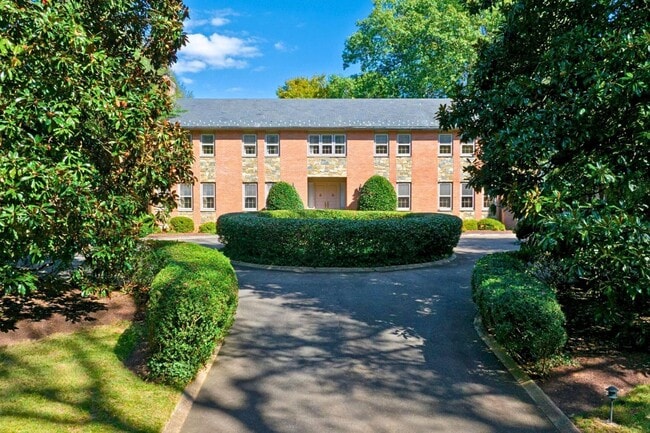 Building Photo - 221 Chain Bridge Rd