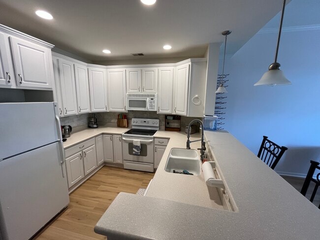 Photo - 3872 S Lake Dr Unidad 402