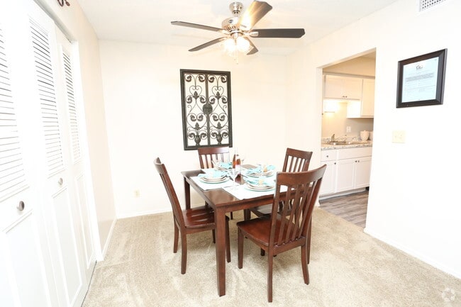 2HAB, 1BA - 944 ft² - Comedor - Village Green