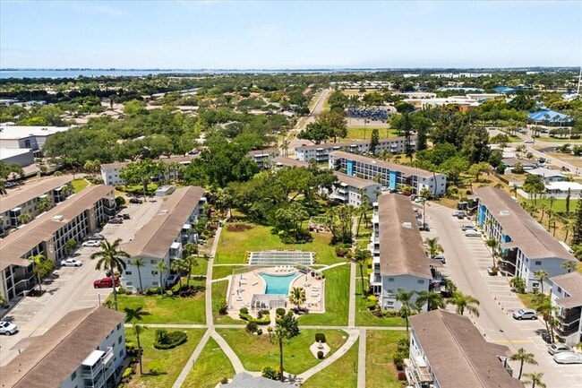 Building Photo - 2425 Flamingo Blvd Unit K28