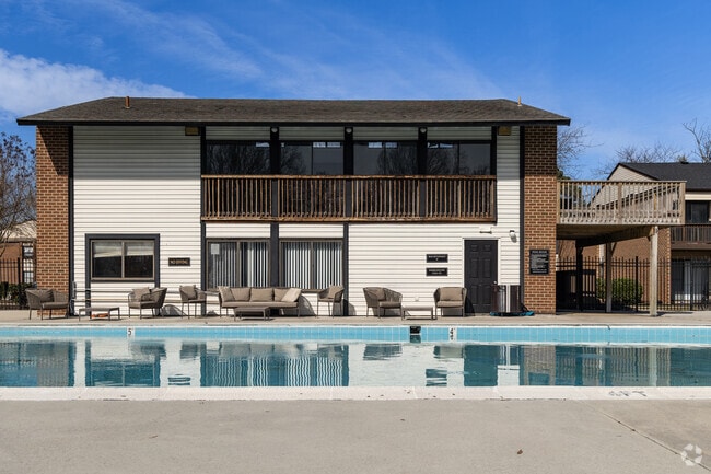 Pool - Pembroke Lake Apartments