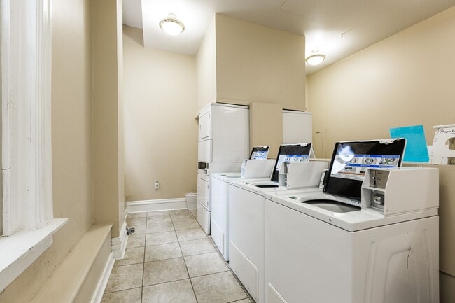 Two Bedroom, One Bath Corner Apartment, Ma... - Two Bedroom, One Bath Corner Apartment, Ma... Unit 413