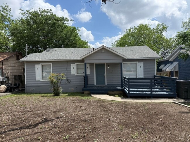 Building Photo - Charming 3BR Home w/ Hardwood Floors, Large Kitchen & Private Fenced Yard