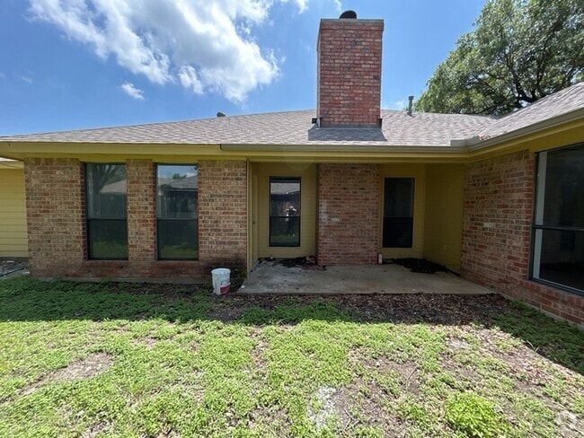 Building Photo - 818 Summit Dr Rental