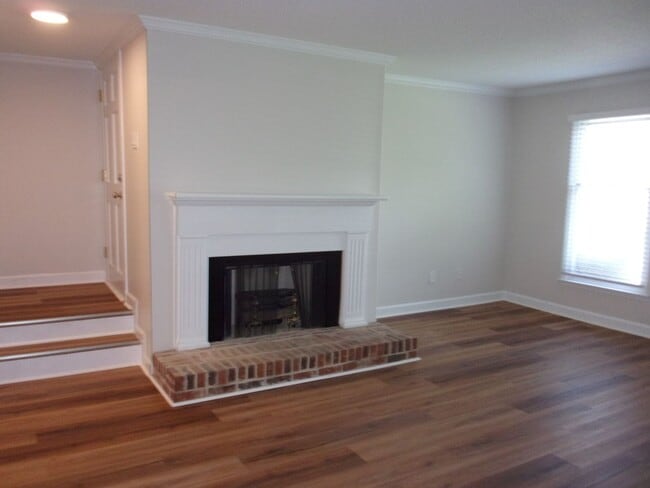 Building Photo - Beautiful 3 Bedroom 2 Bath Ground Level Condo in Tall Oak Villas